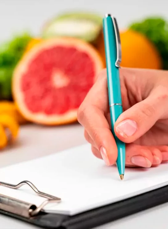 Nutricionista com alimentos